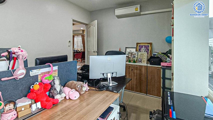 *****บ้านเดี่ยวมือสองย่านกรุงเทพฯ ม.ภัสสร21 พระราม9-วงแหวน เนื้อที่กว้างขวางมากถึงเกือบ 58 ตร.ว. ฟังก์ชันจัดเต็ม 4 ห้องนอน 2 ห้องน้ำ 2 ที่จอดรถ บนทำเลเดินทางง่าย เพียง 15 นาทีก็ถึงรถไฟฟ้าสายแอร์พอร์ตเรลลิงก์ "สถานีลาดกระบัง" ใกล้สนามบินสุวรรณภูมิ และทางด่วน "มอเตอร์เวย์"